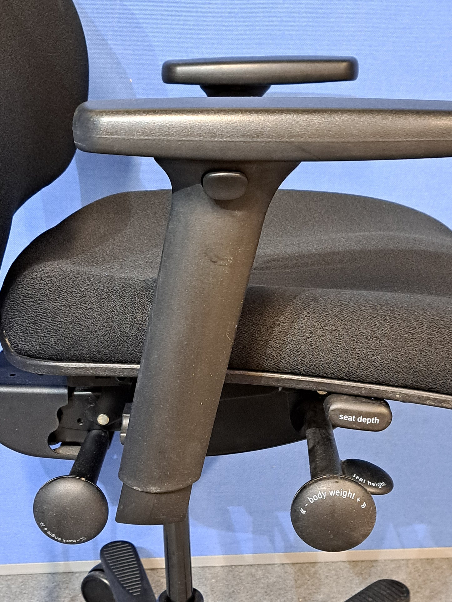 Orangebox Spira Plus Medium Back Armchair inc Headrest Black (used)