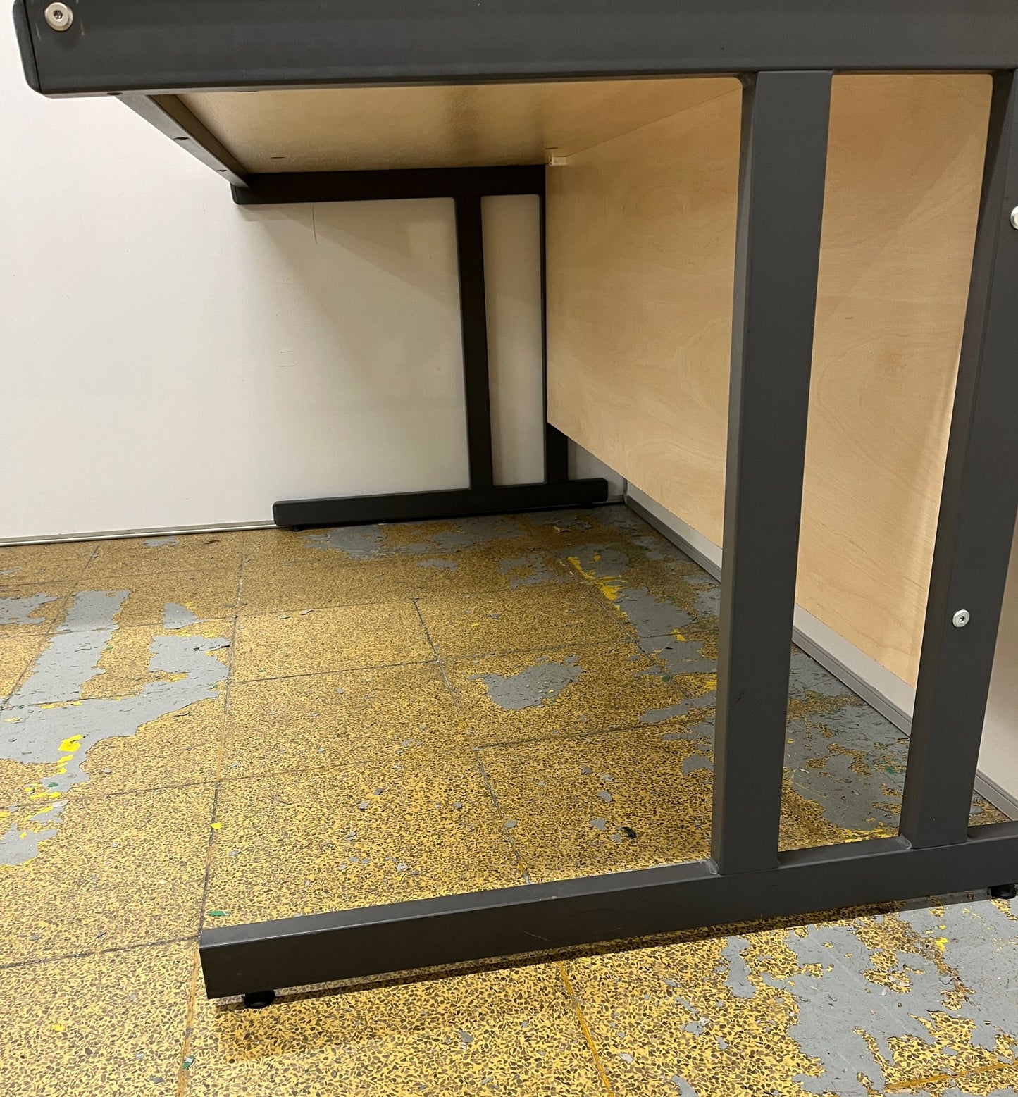 1600x800mm Straight Desk Maple (used)