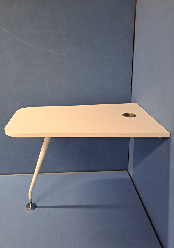 1000x700mm Wall Mountable Table with Single Leg White (used)