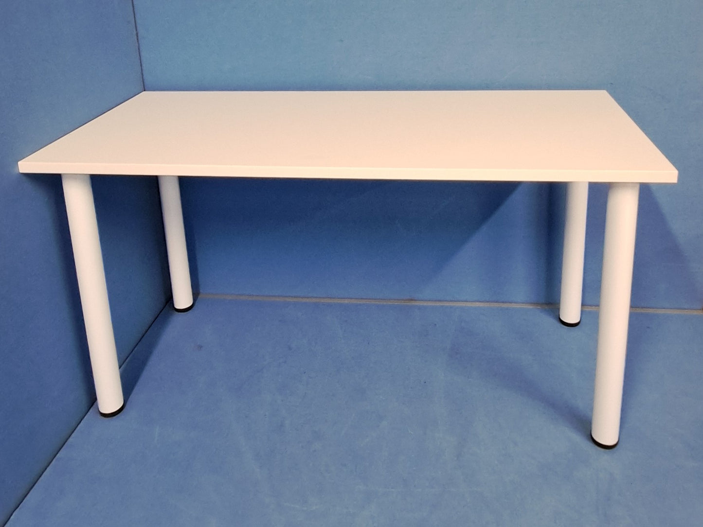 1400x600mm Table with Tubular Legs White (used)