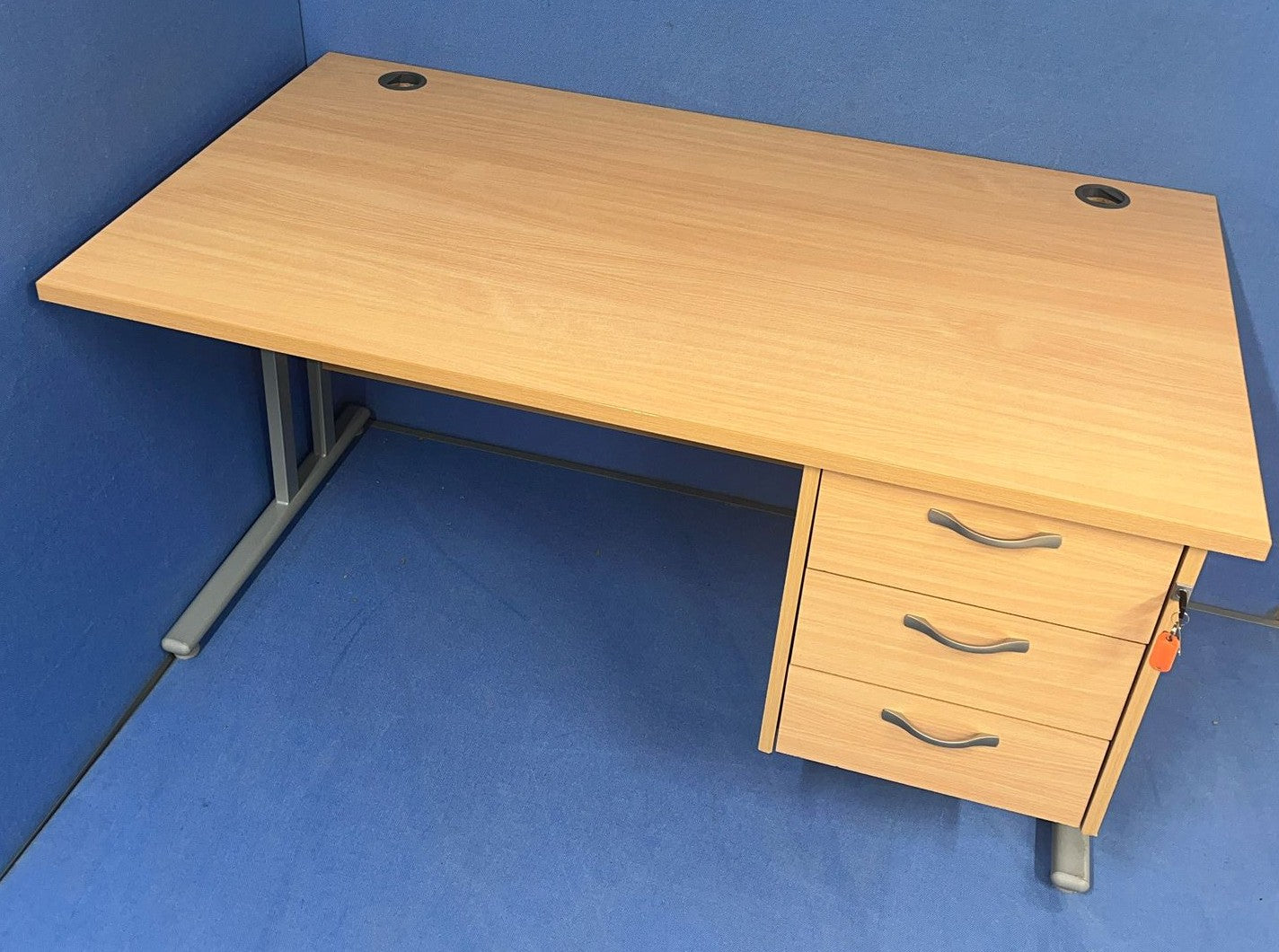 *SALE* 1400x800mm Straight Desk inc 3 Drawer Fixed Pedestal Beech (used)