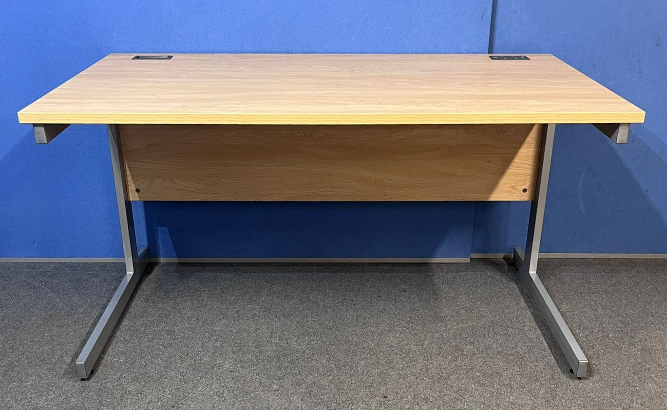 1400x800mm Straight Desk Verade Oak (used)