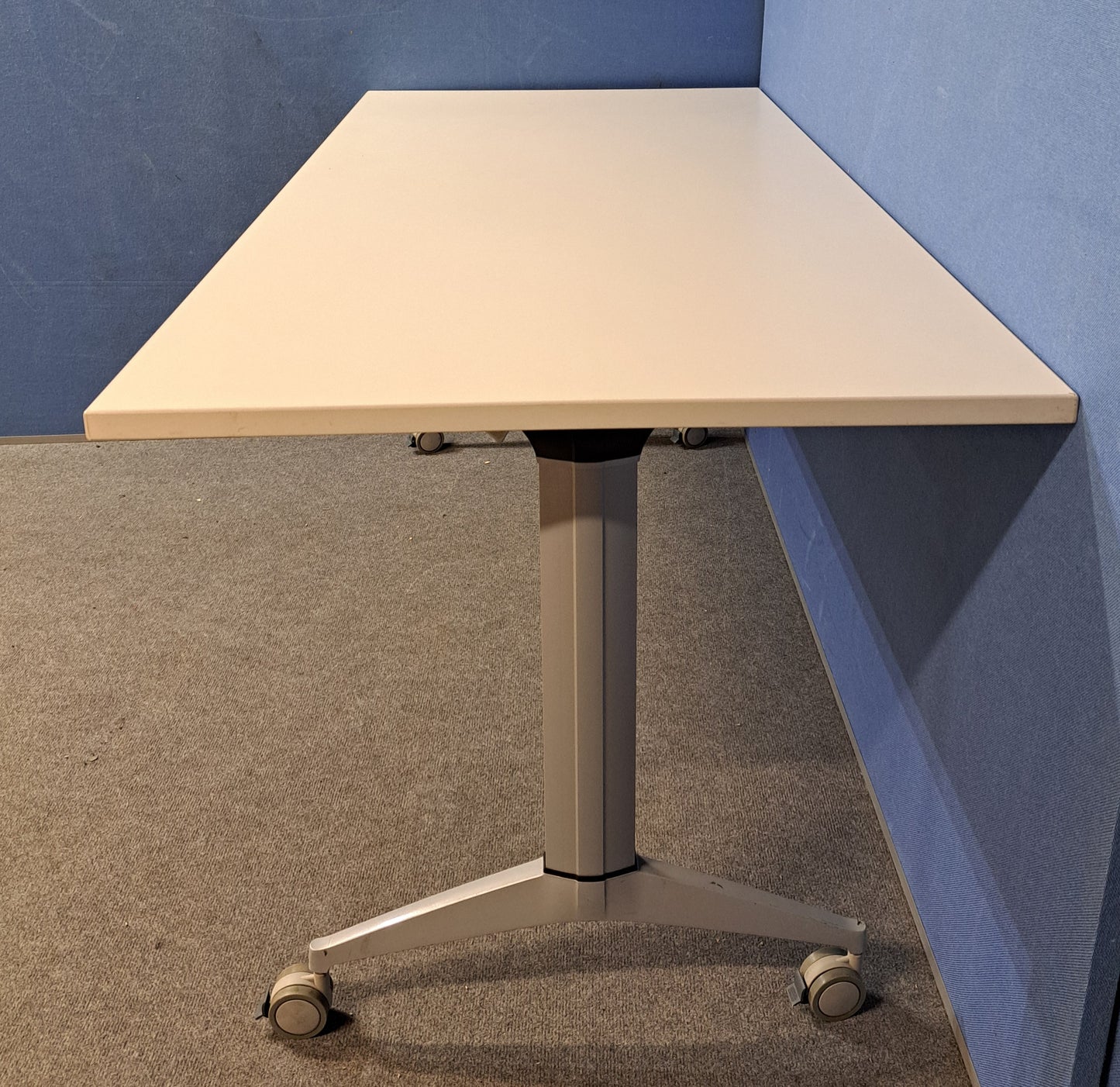 1600x800mm Fliptop Table on Locking Castors White (Locking Clip Missing)(used)