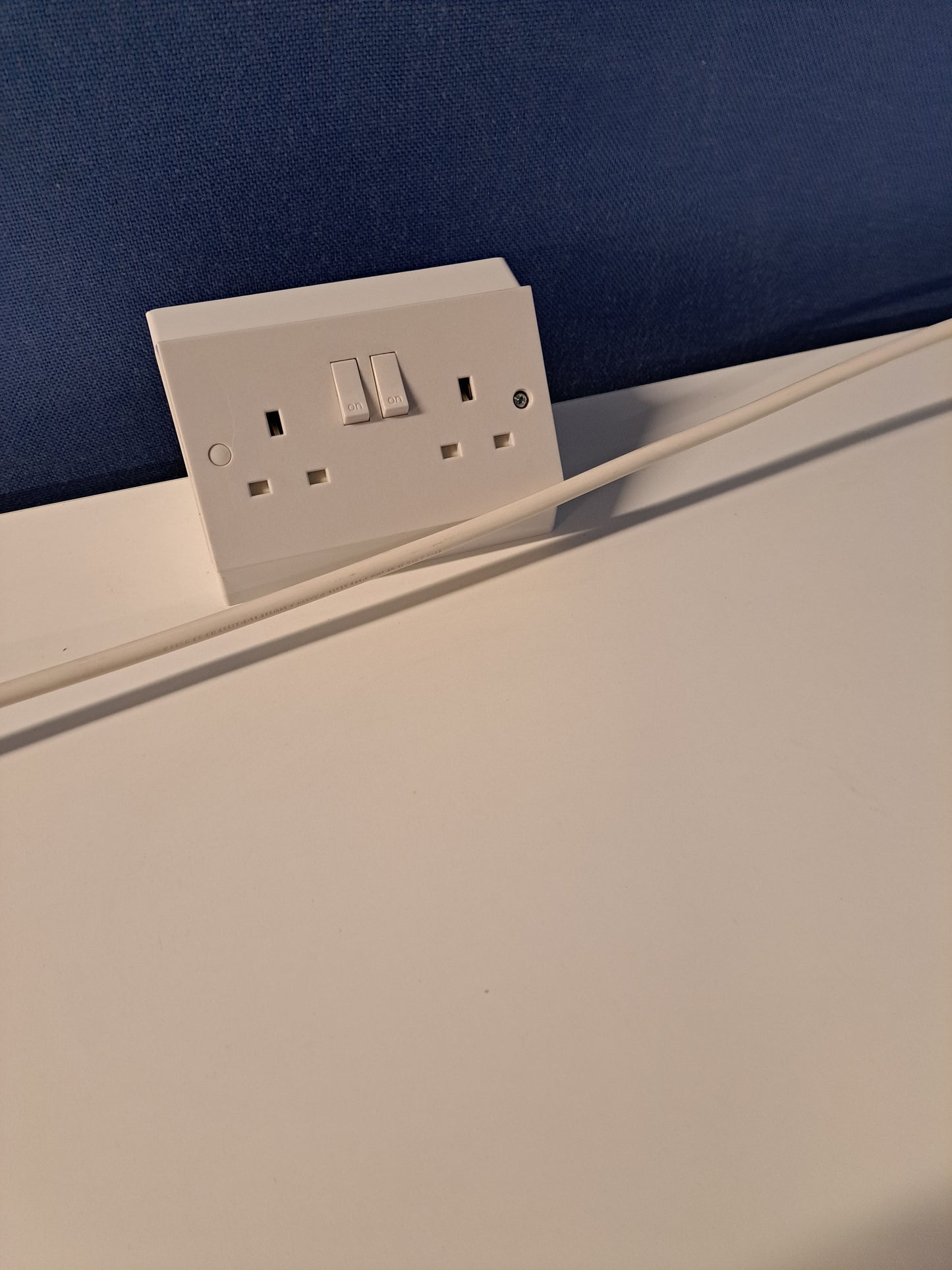 1600x900mm Fliptop Table White (used)