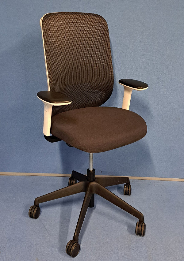 Orangebox Do Mesh Back Operators Armchair with Attached Coat Hanger White/Grey (used)