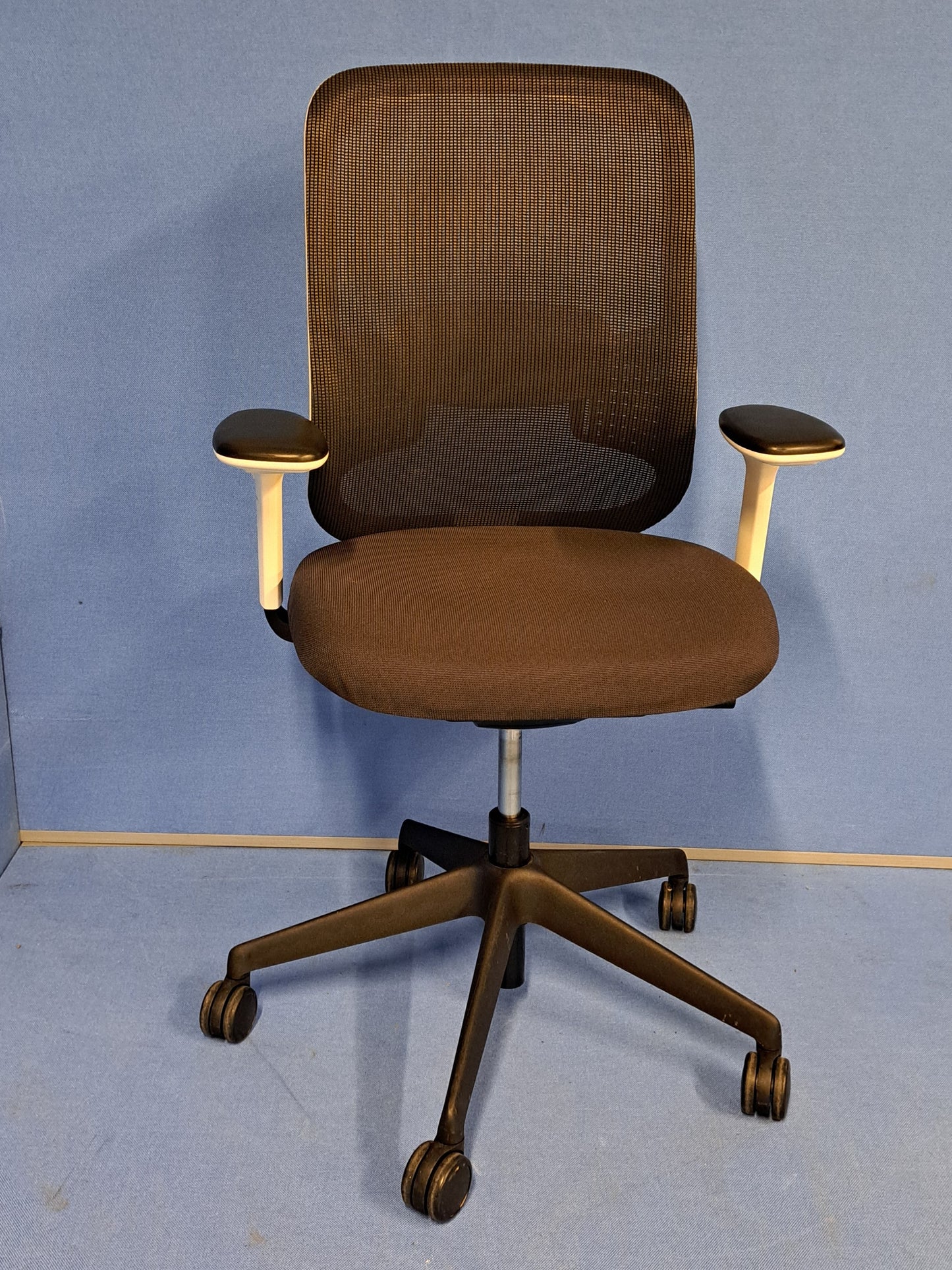 Orangebox Do Mesh Back Operators Armchair with Attached Coat Hanger White/Grey (used)
