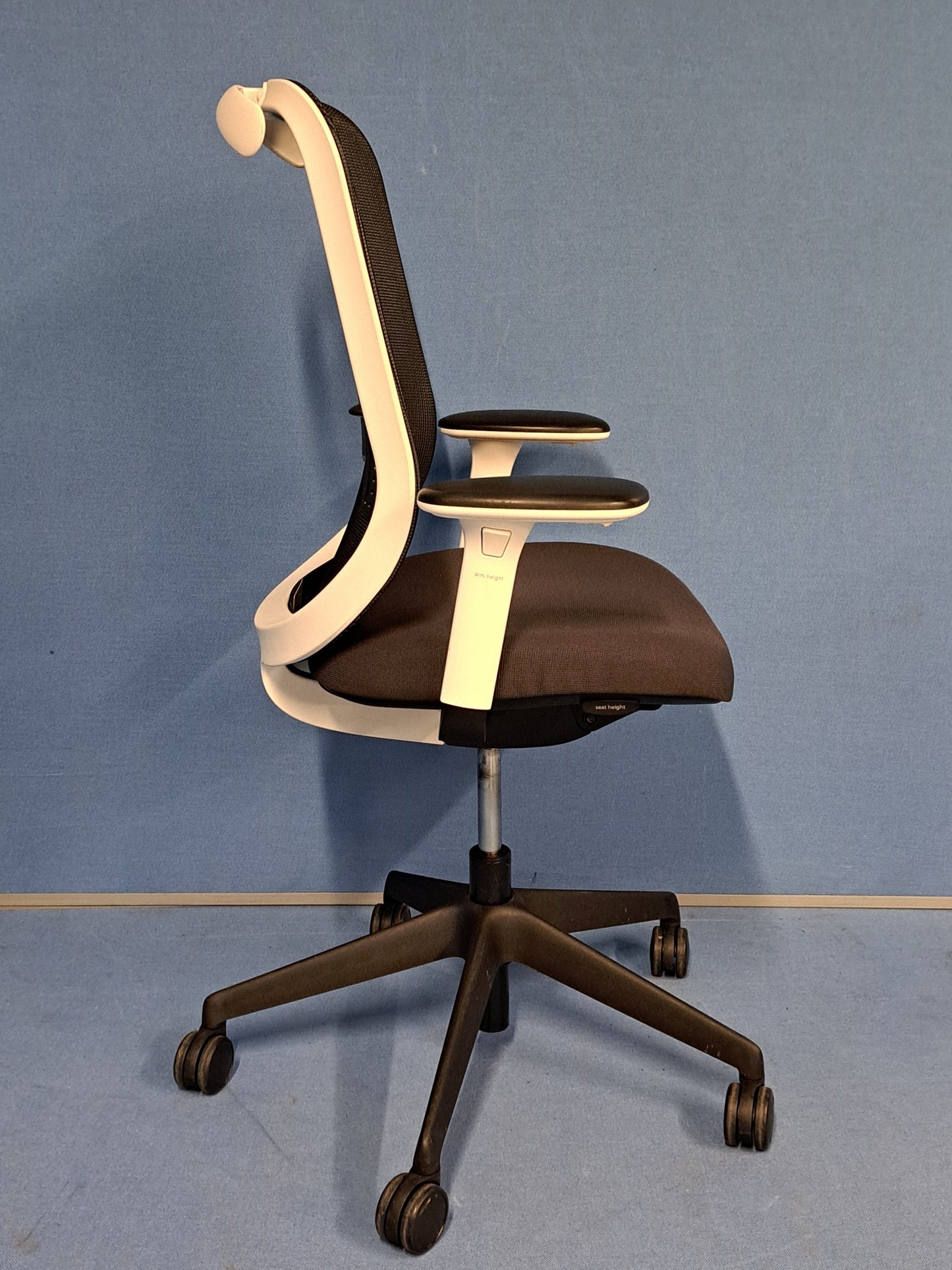 Orangebox Do Mesh Back Operators Armchair with Attached Coat Hanger White/Grey (used)