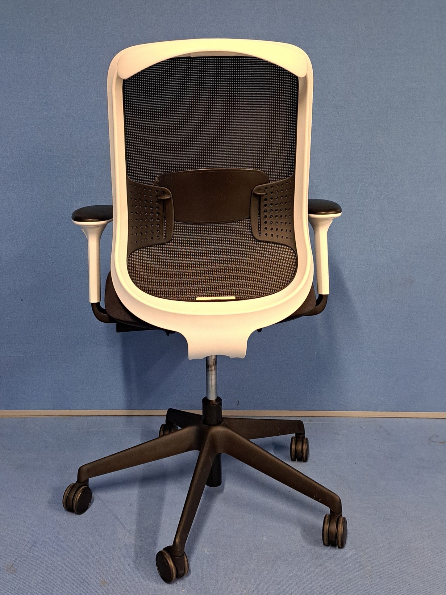 Orangebox Do Mesh Back Operators Armchair with Attached Coat Hanger White/Grey (used)