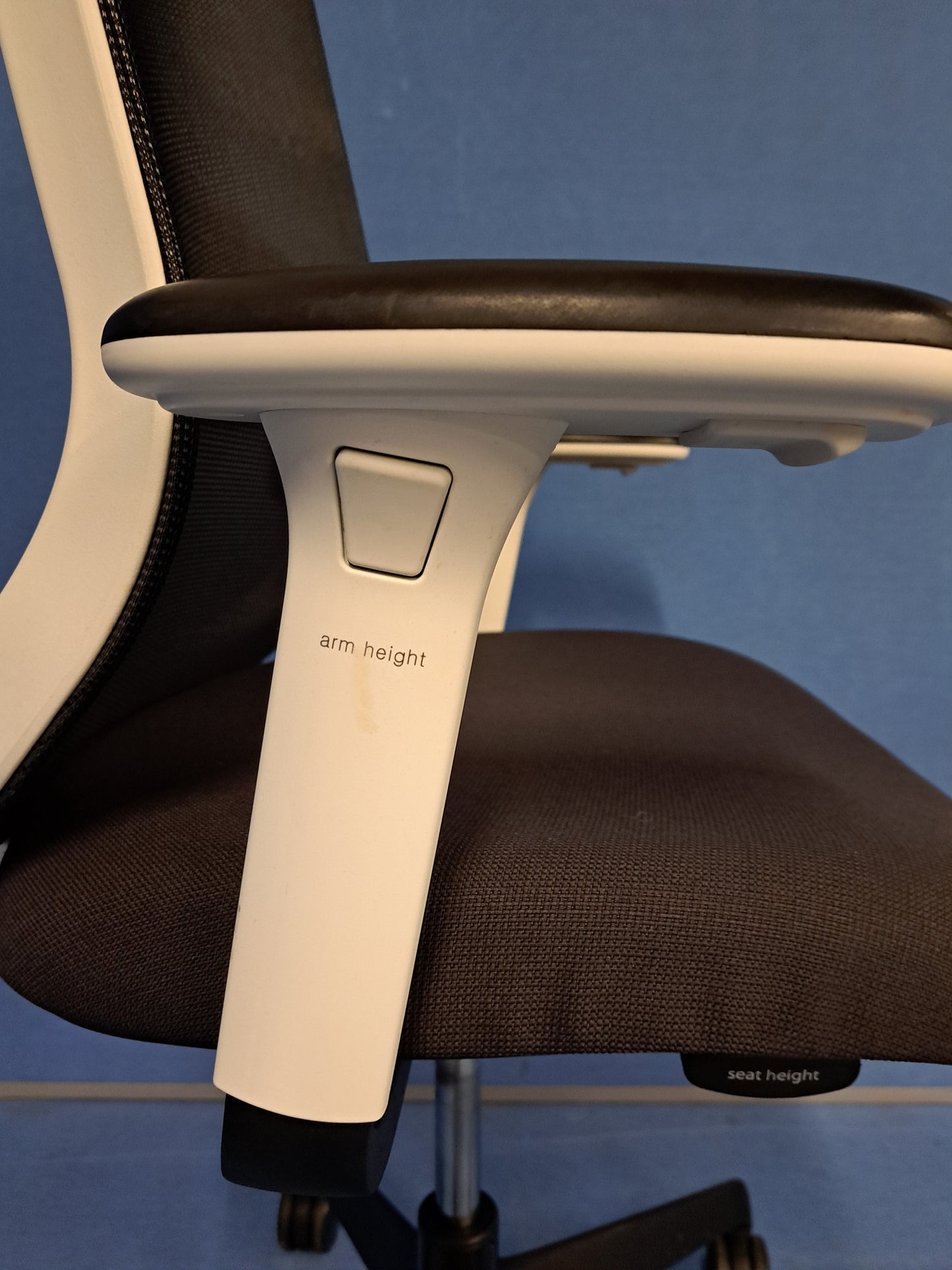 Orangebox Do Mesh Back Operators Armchair with Attached Coat Hanger White/Grey (used)