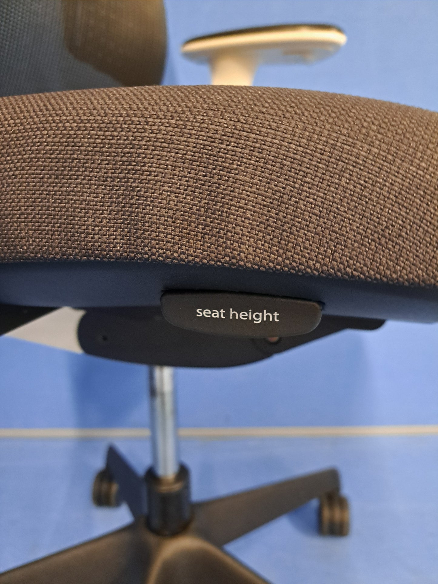 Orangebox Do Mesh Back Operators Armchair with Attached Coat Hanger White/Grey (used)