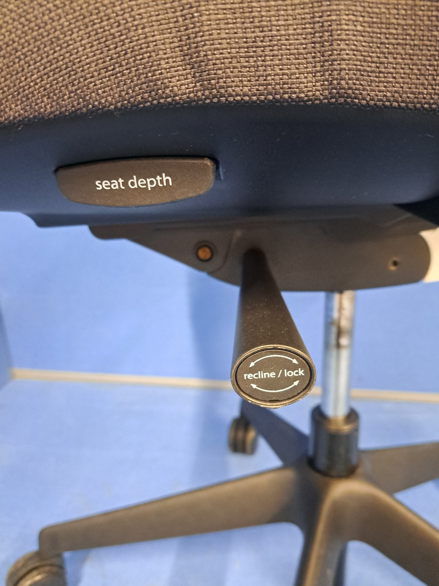 Orangebox Do Mesh Back Operators Armchair with Attached Coat Hanger White/Grey (used)