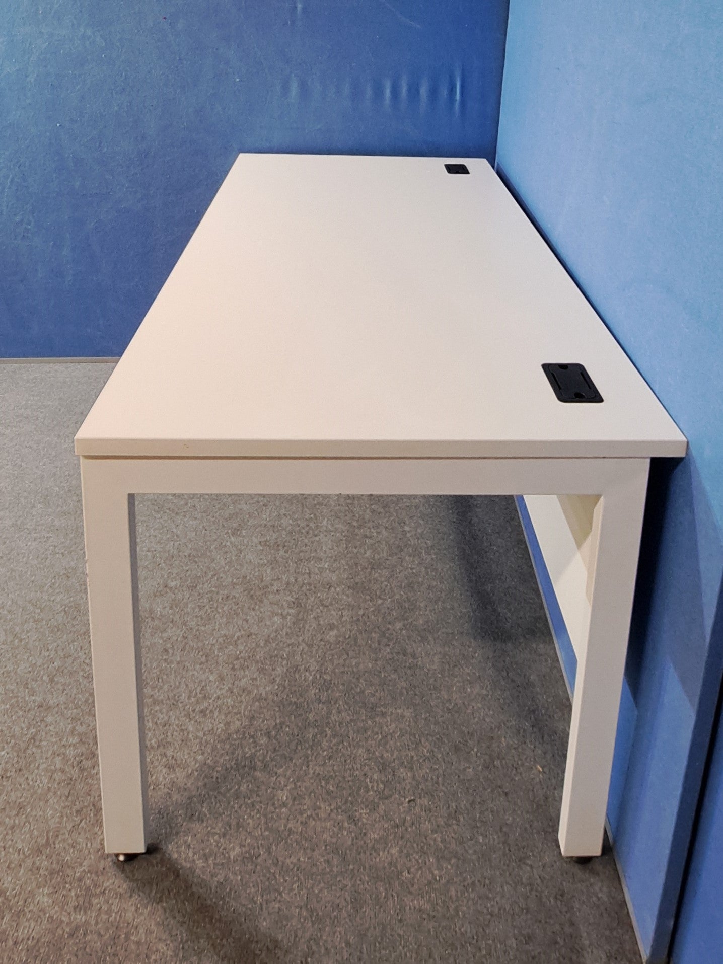 *SALE* 1600x800mm Straight desk with Bench Style Frame White (used)