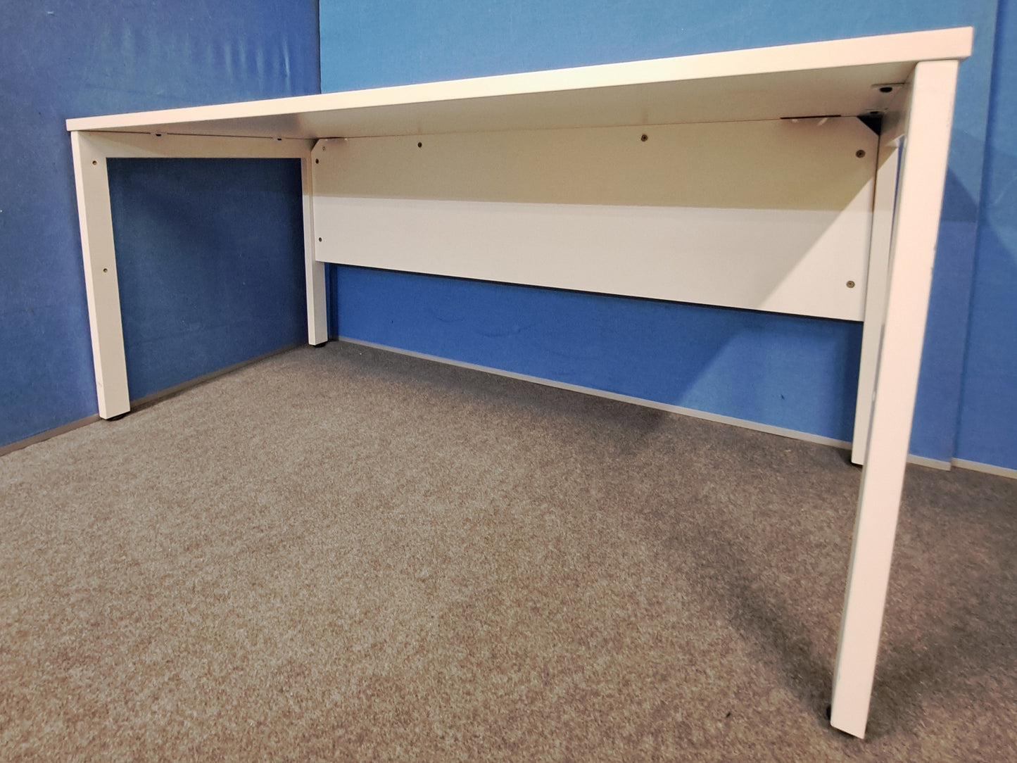 *SALE* 1600x800mm Straight desk with Bench Style Frame White (used)
