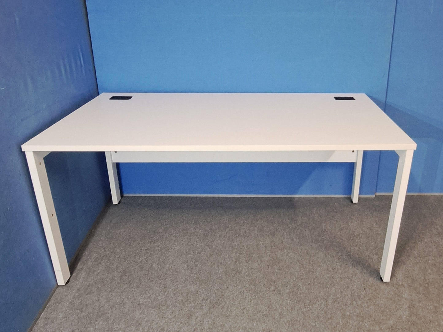 *SALE* 1600x800mm Straight desk with Bench Style Frame White (used)