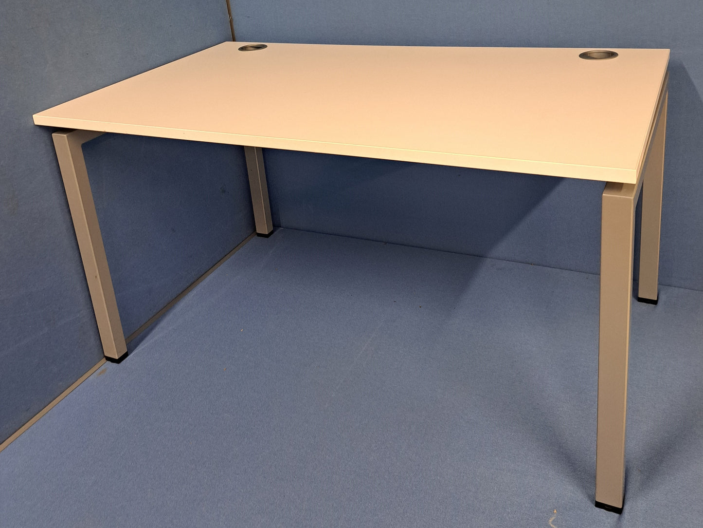 1400x800mm Straight Desk with Bench Style Frame White (used)