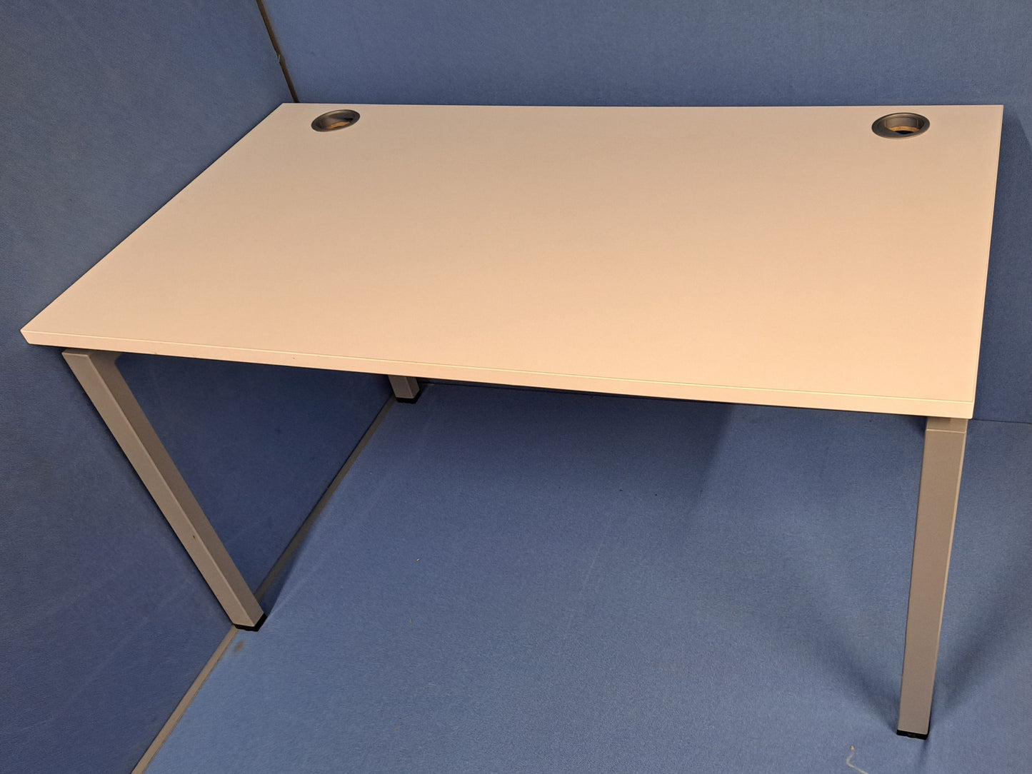 1400x800mm Straight Desk with Bench Style Frame White (used)