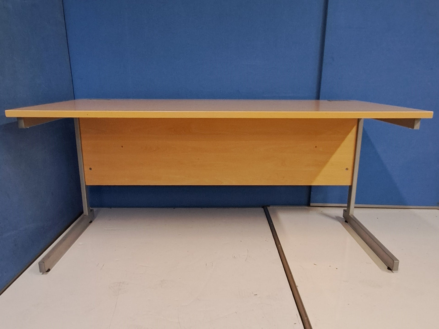 1600x800mm Straight Desk Beech (used)