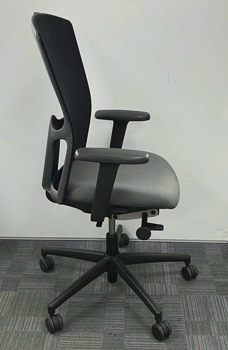 Kinnarps Mento Mesh Back Task Armchair Grey / Black (used)