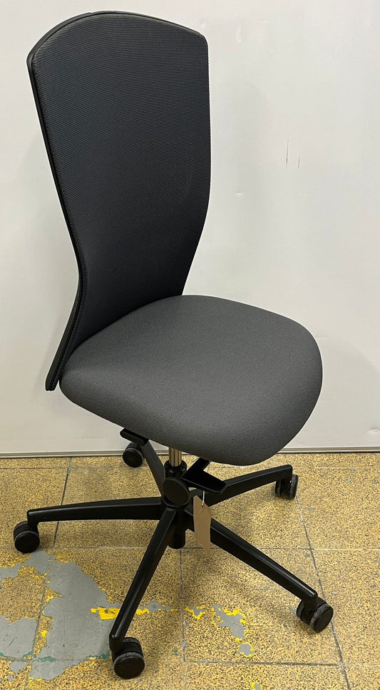 Kinnarps Mento Mesh Back Task Chair Grey / Black (used)