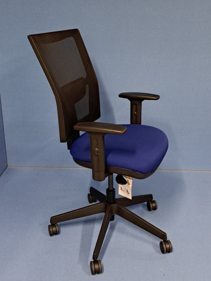 Pledge Black Mesh Back Blue Fabric Seat Black Frame Operator Armchair (used)