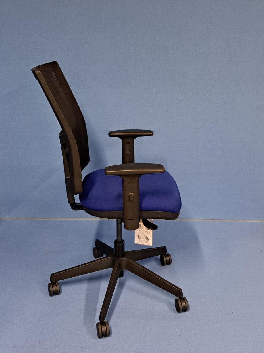 Pledge Black Mesh Back Blue Fabric Seat Black Frame Operator Armchair (used)