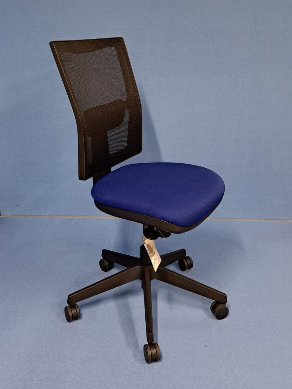 Pledge Black Mesh Back Blue Fabric Seat Black Frame Operator Chair (used)