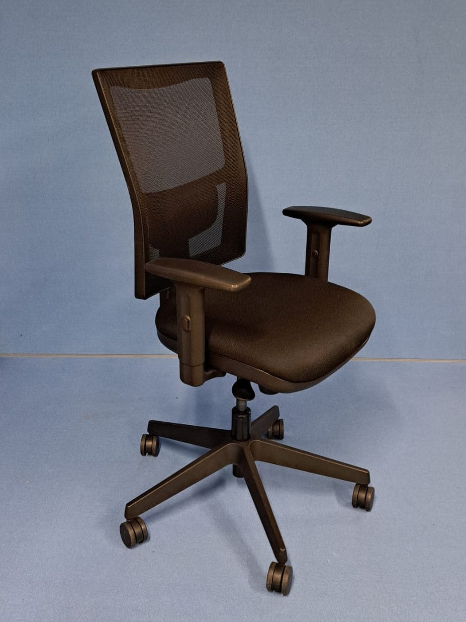 Pledge Black Mesh Back Black Fabric Seat Black Frame Operator Armchair (used)