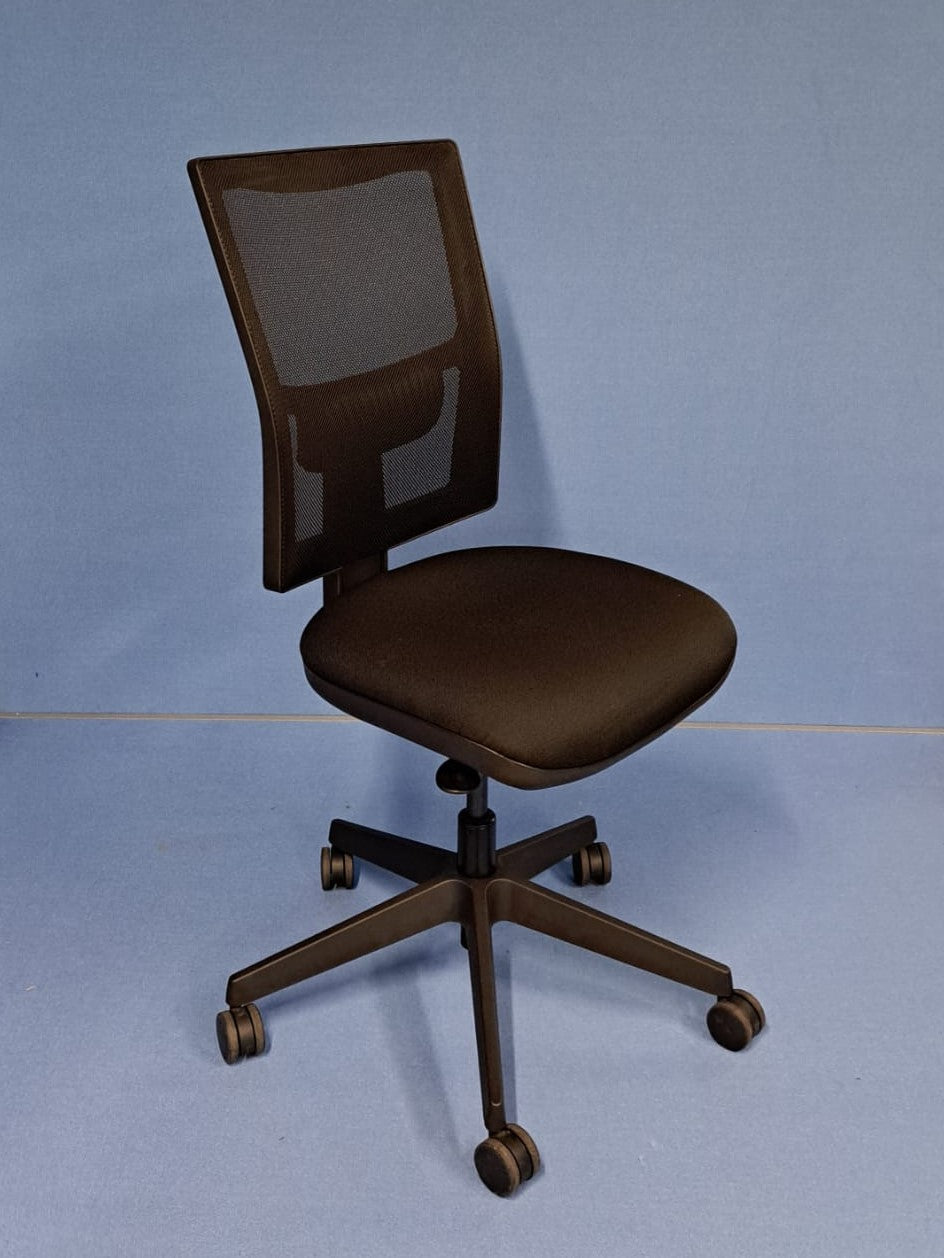 Pledge Black Mesh Back Black Fabric Seat Black Frame Operator Chair (used)