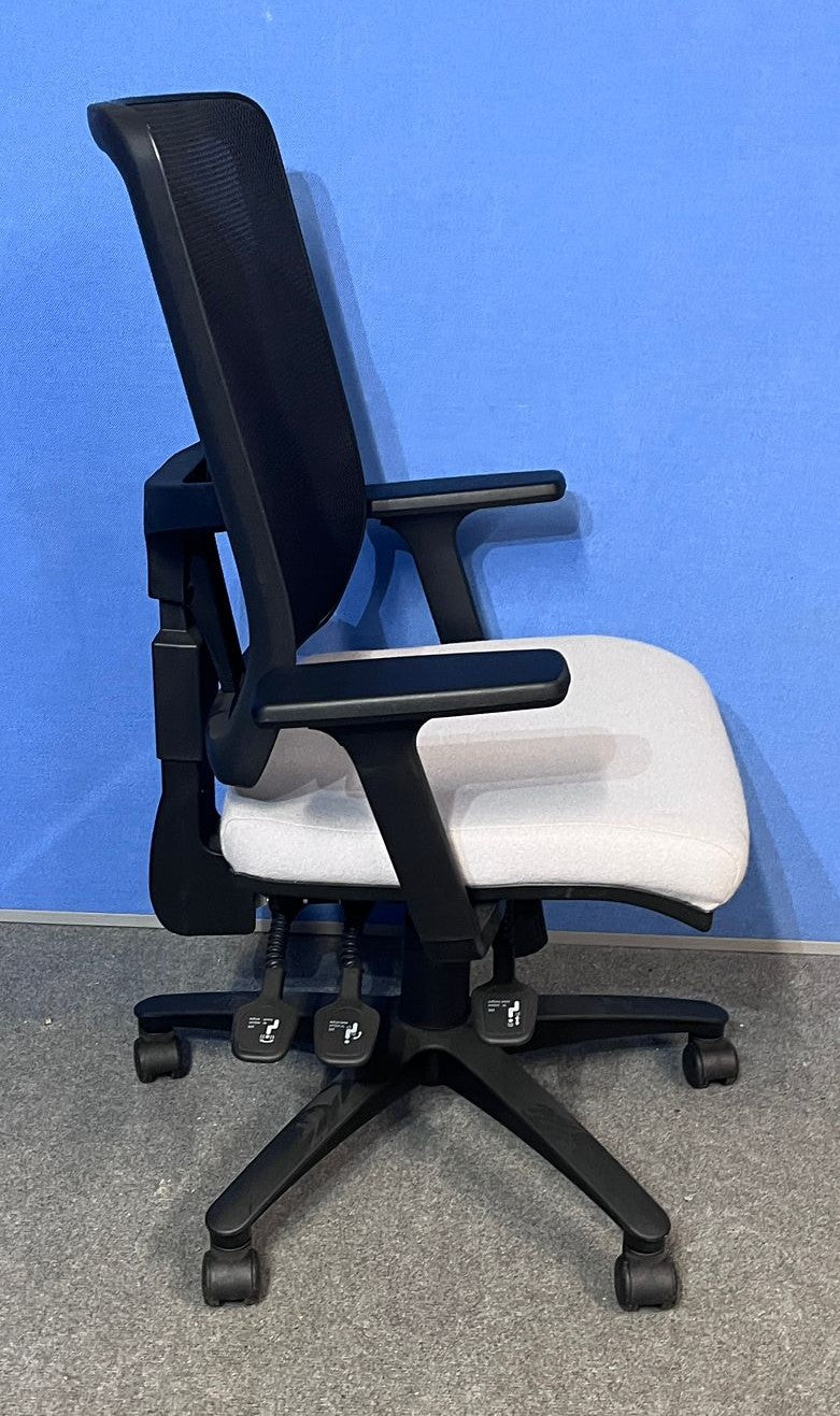 Mesh Back Operators Armchair with Height Adjustable Arms in Grey / Black (used)