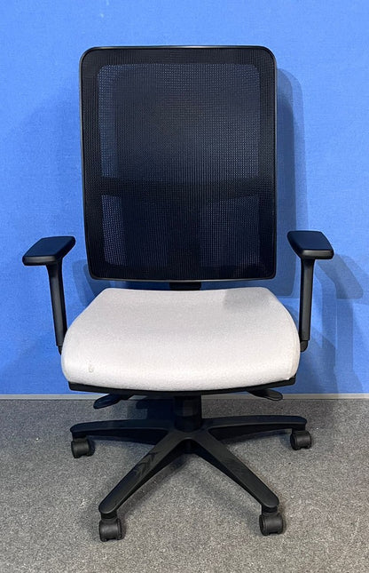 Mesh Back Operators Armchair with Height Adjustable Arms in Grey / Black (used)
