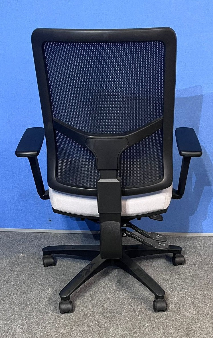 Mesh Back Operators Armchair with Height Adjustable Arms in Grey / Black (used)