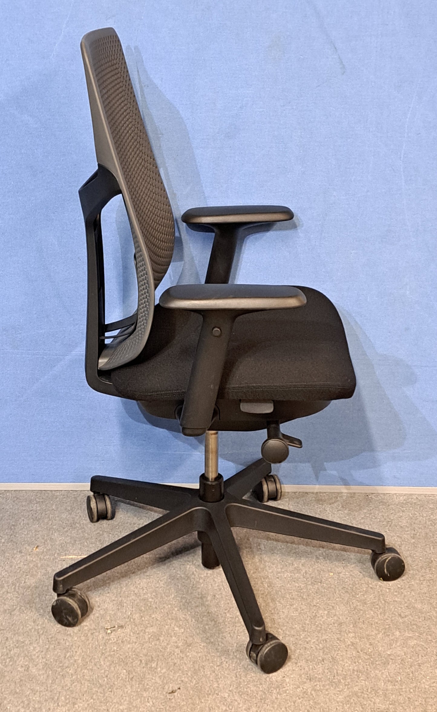Herman Miller Verus Triflex Office Armchair (used)
