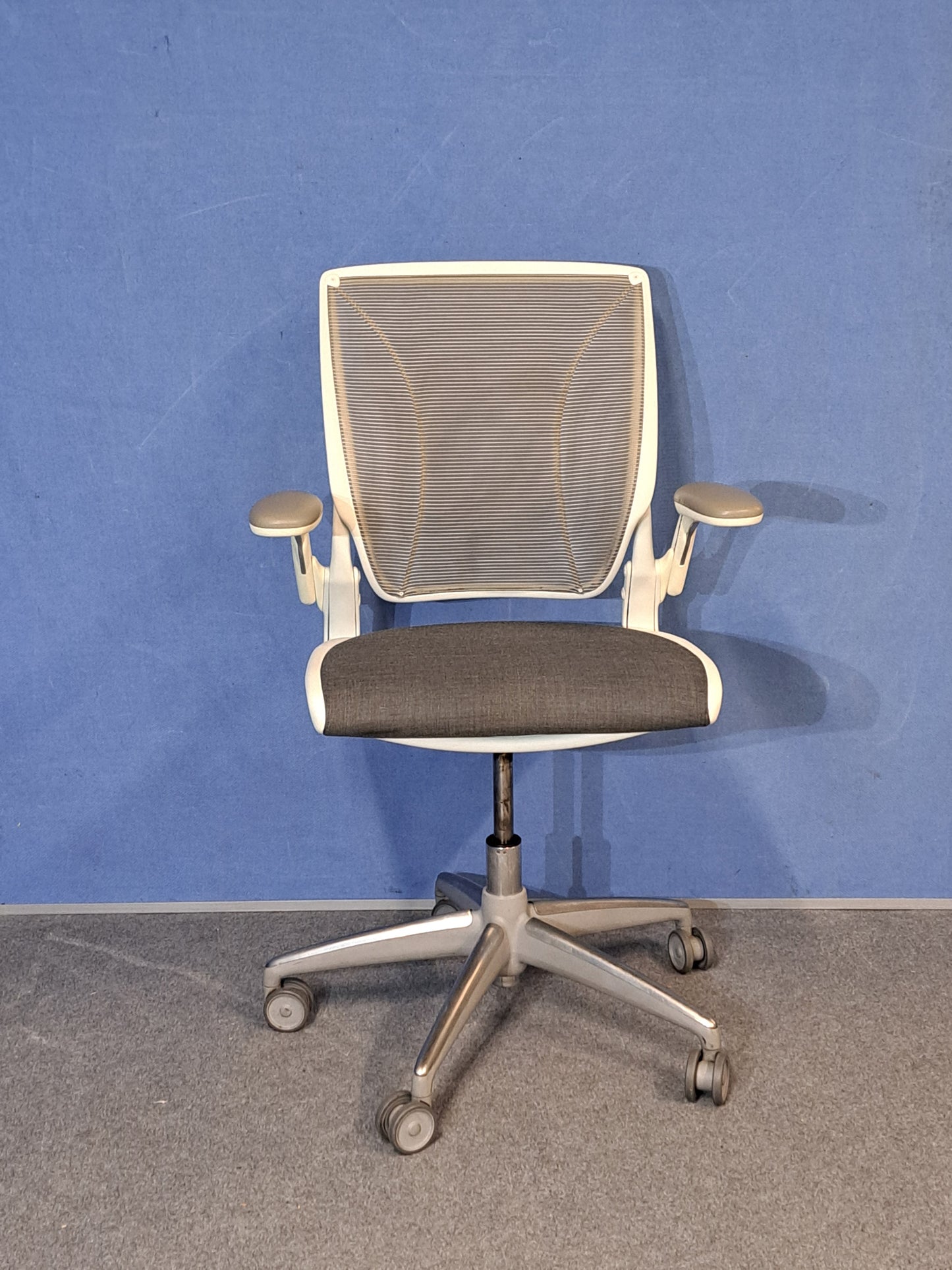 Humanscale Diffrient World Mesh Back Operators Armchair with Grey Padded Seat (used)