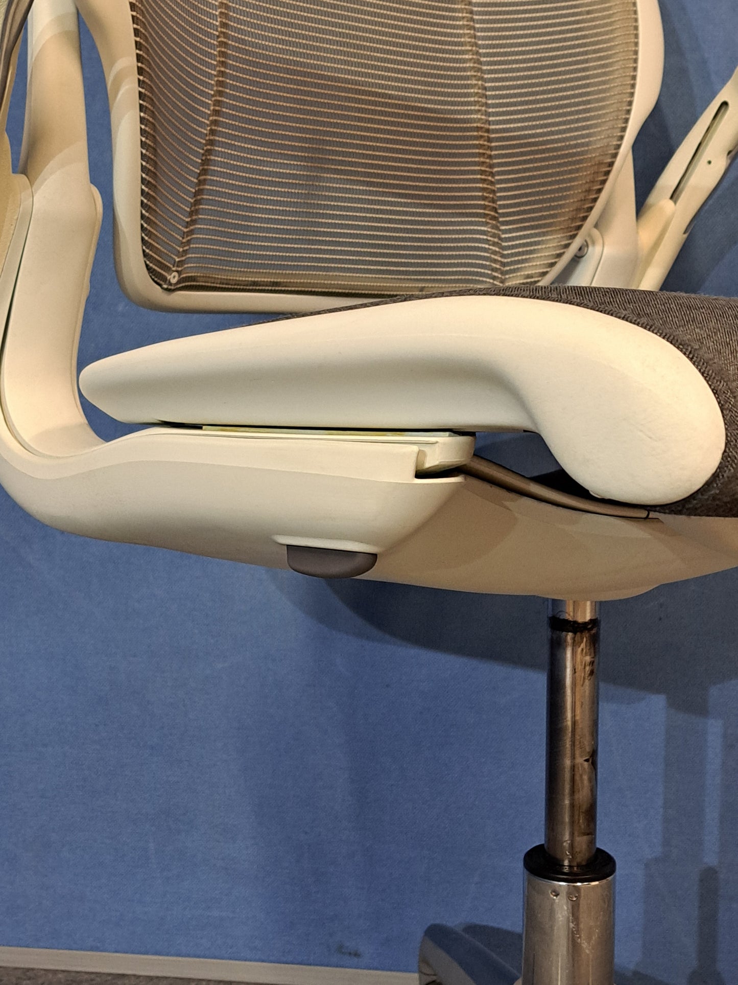 Humanscale Diffrient World Mesh Back Operators Armchair with Grey Padded Seat (used)