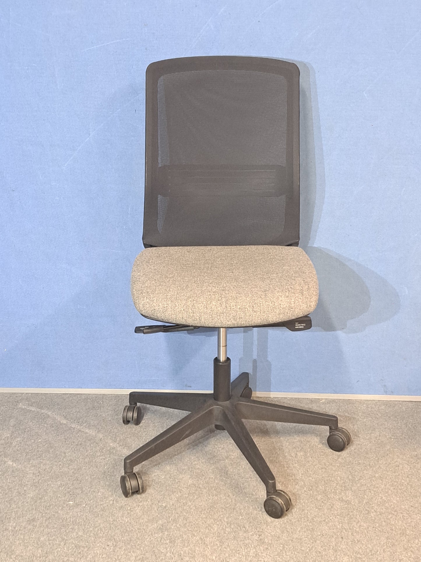 Mesh Back Operators Chair with Grey Padded Seat (used)