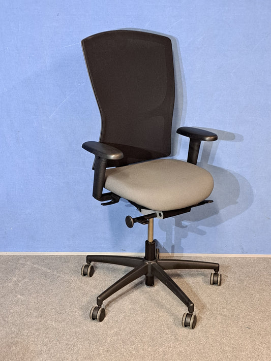 Used Kinnarps Mento Mesh Back Task Chair in Grey