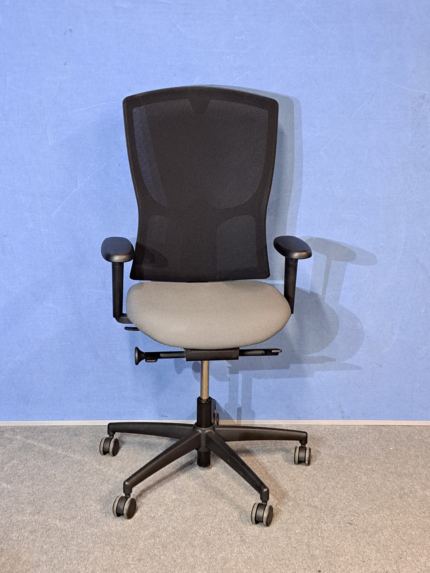 Used Kinnarps Mento Mesh Back Task Chair in Grey