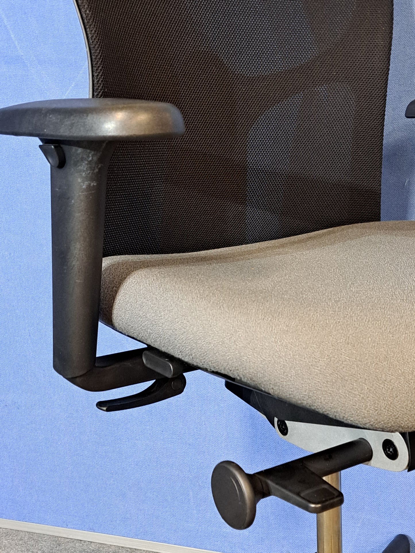 Used Kinnarps Mento Mesh Back Task Chair in Grey