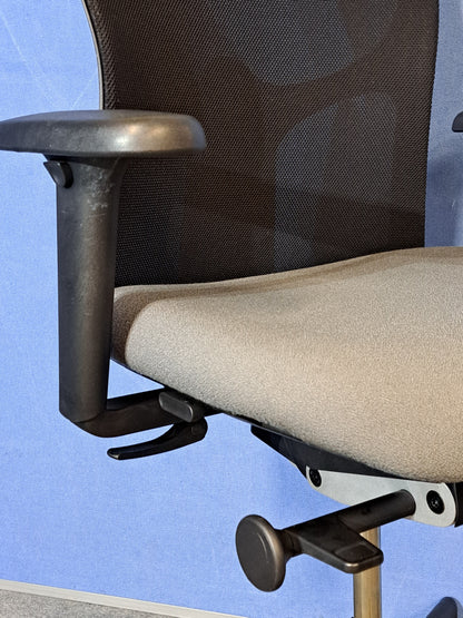 Used Kinnarps Mento Mesh Back Task Chair in Grey