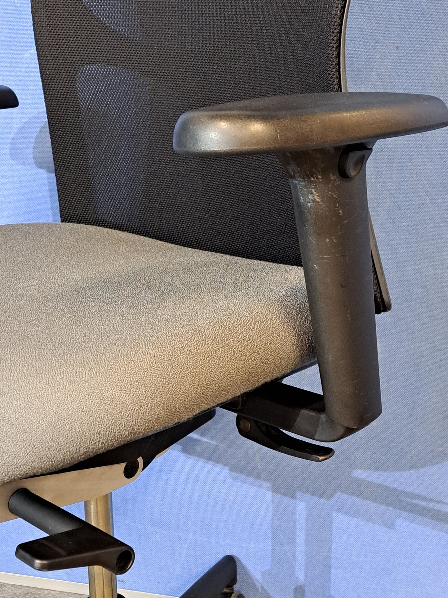 Used Kinnarps Mento Mesh Back Task Chair in Grey