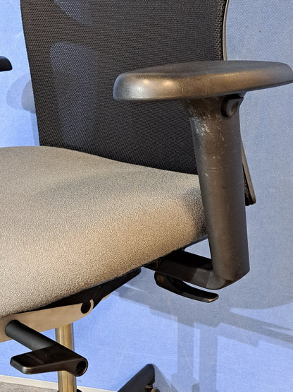 Used Kinnarps Mento Mesh Back Task Chair in Grey