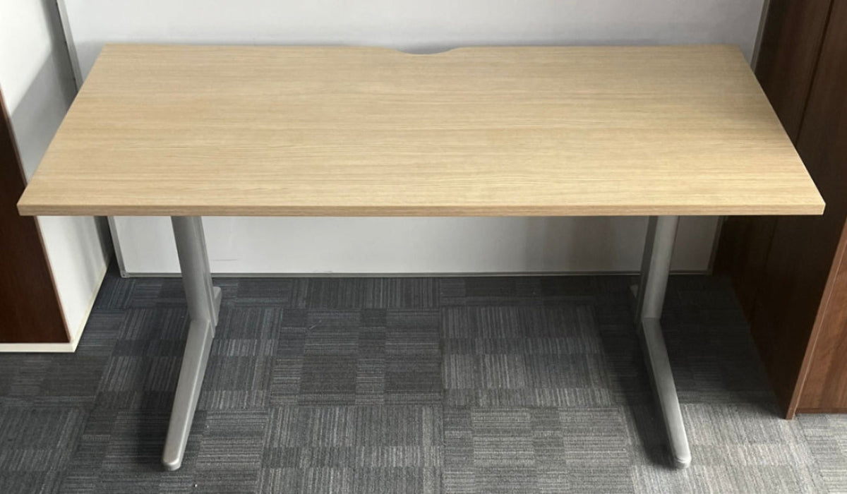 1600x800mm Straight Desk Verade Oak (used)