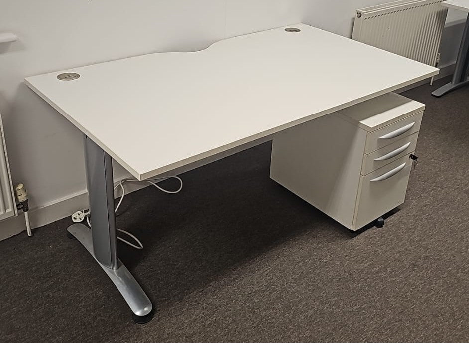 1600x900mm Straight Desk inc 3 Drawer Mobile Pedestal White (used)