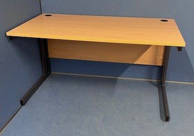 *SALE* 1400x800mm Straight Desk Light Beech (used)