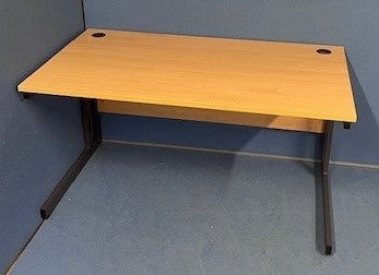 *SALE* 1400x800mm Straight Desk Light Beech (used)