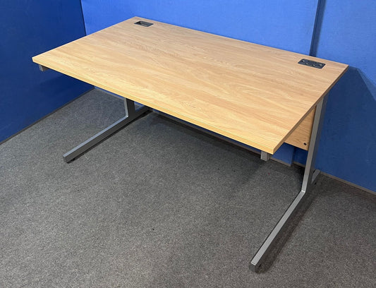 1400x800mm Straight Desk Verade Oak (used)