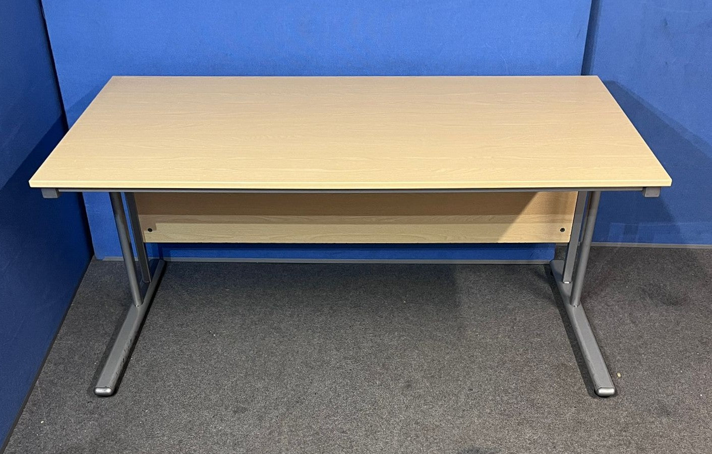 1600x800mm Straight Desk Maple (used)