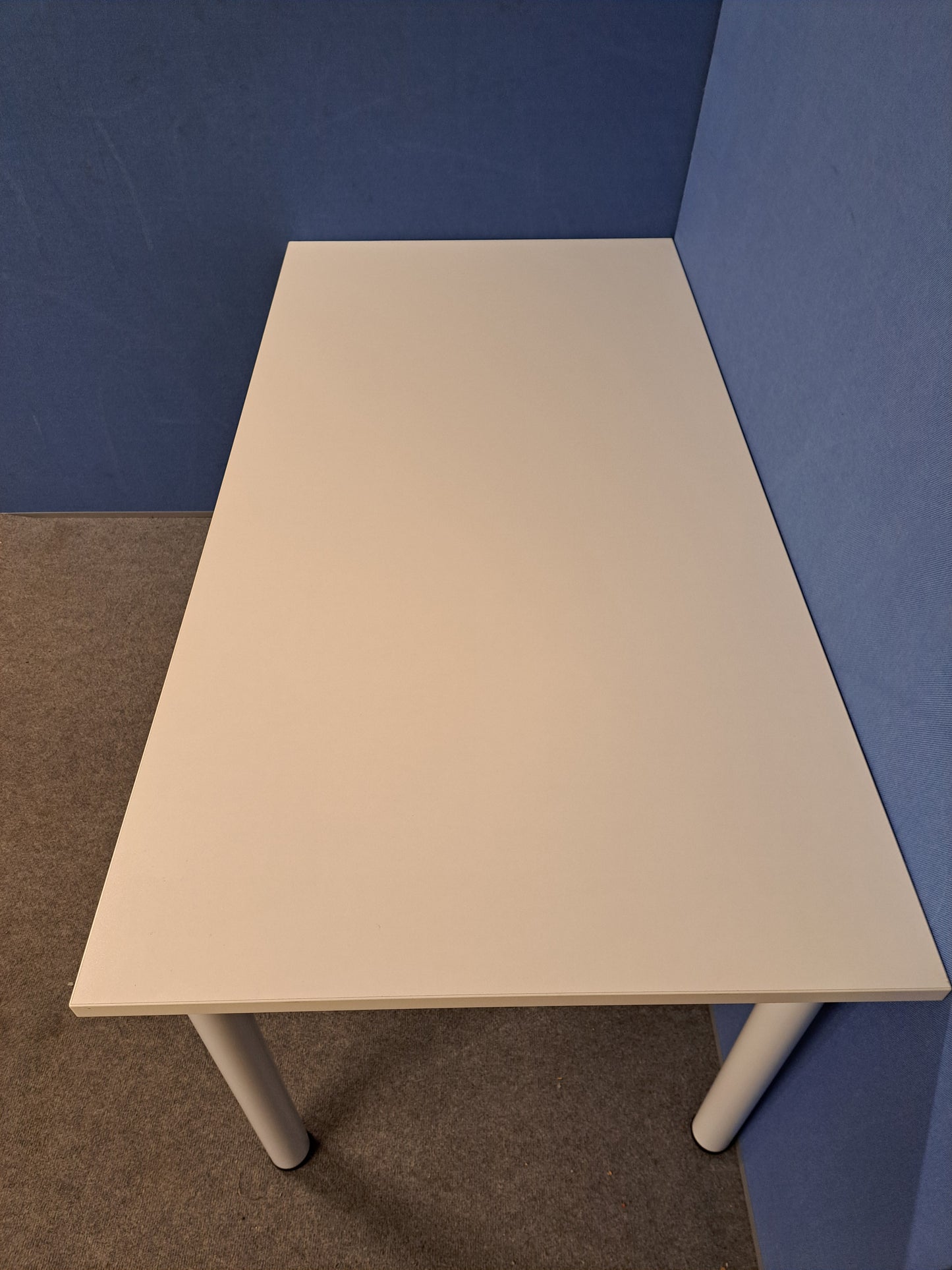1600x800mm Table with Tubular Legs White (used)