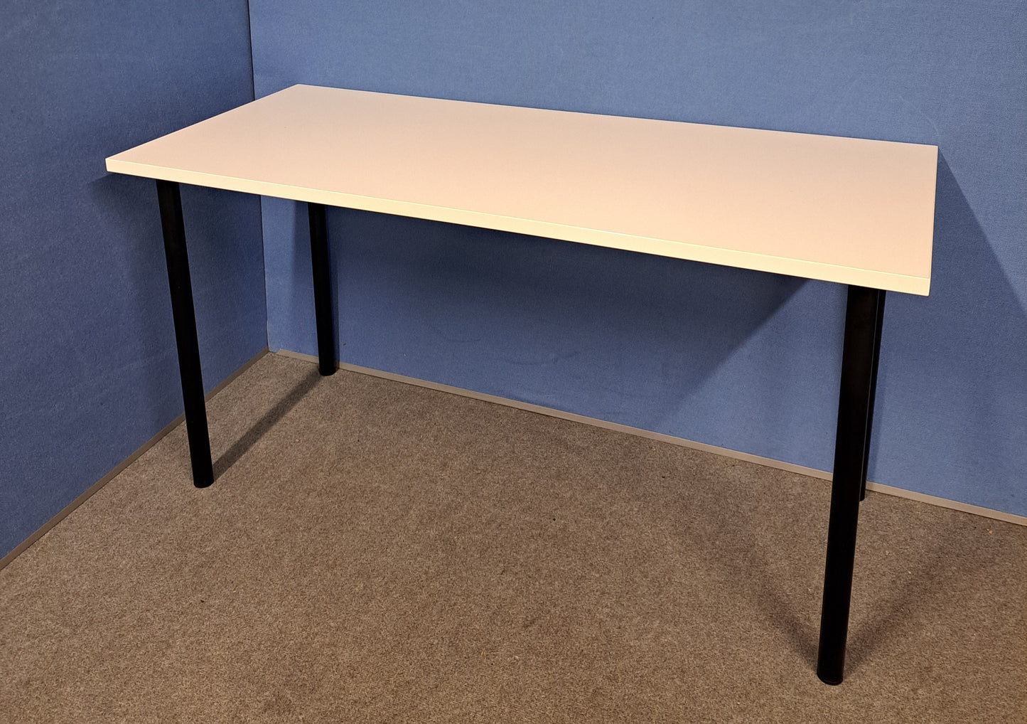 1400x600mm Table with Tubular Legs White (used)