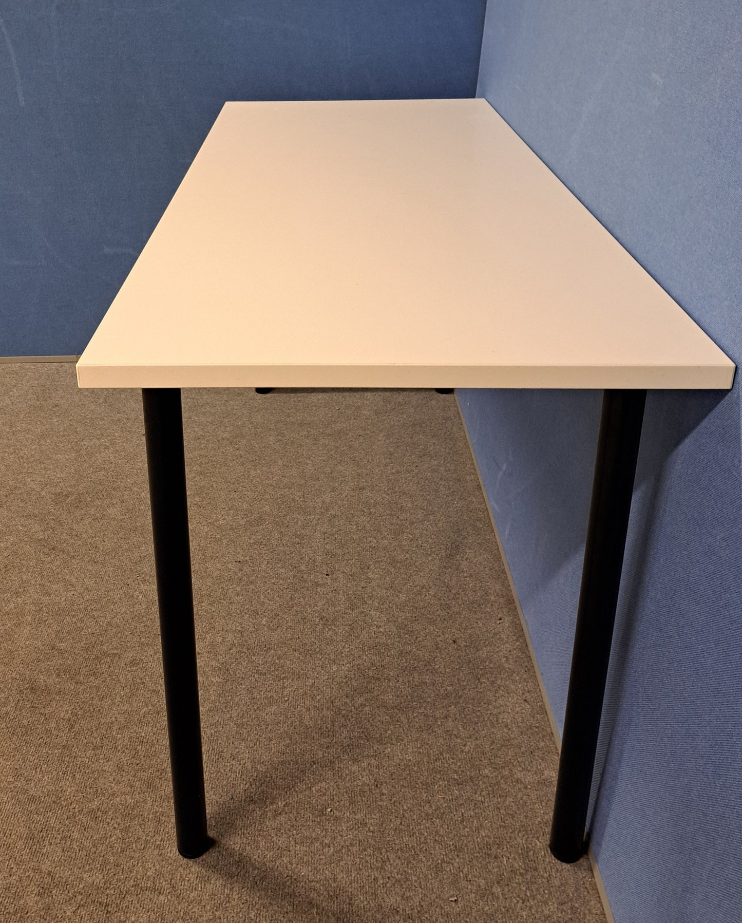 1400x600mm Table with Tubular Legs White (used)
